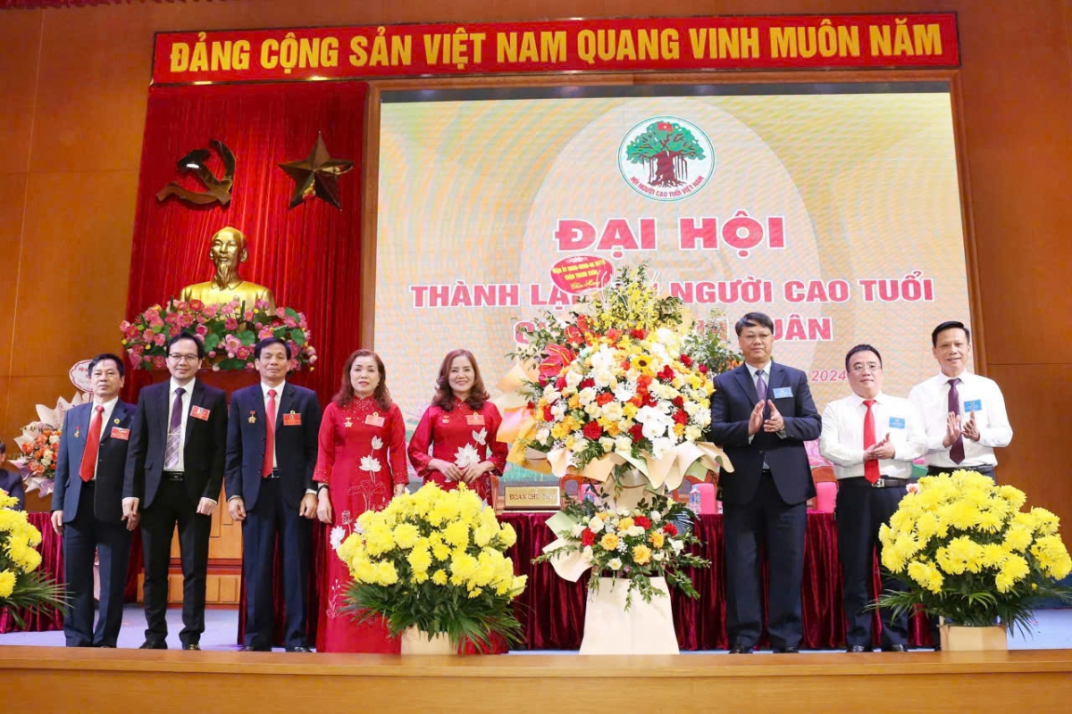 Lãnh đạo quận Thanh Xuân tặng hoa chúc mừng Đại hội