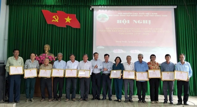 Thừa ủy quyền của Chủ tịch UBND tỉnh Đồng Tháp, ông Trần Minh Lý, Phó Giám đốc Sở Nội vụ trao Bằng khen của Chủ tịch UBND tỉnh cho NCT tiêu biểu trong phong trào NCT  tham gia xây dựng hệ thống chính trị ở cơ sở giai đoạn 2019 - 2024.