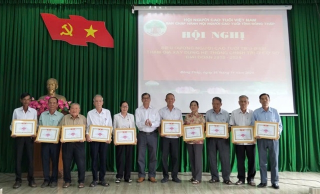 Ông Lê Hoàng Đức, Chủ tịch Hội NCT tỉnh Đồng Tháp, tặng giấy khen của Hội NCT tỉnh cho các cá nhân tiêu biểu trong phong trào NCT  tham gia xây dựng hệ thống chính trị ở cơ sở giai đoạn 2019 - 2024.