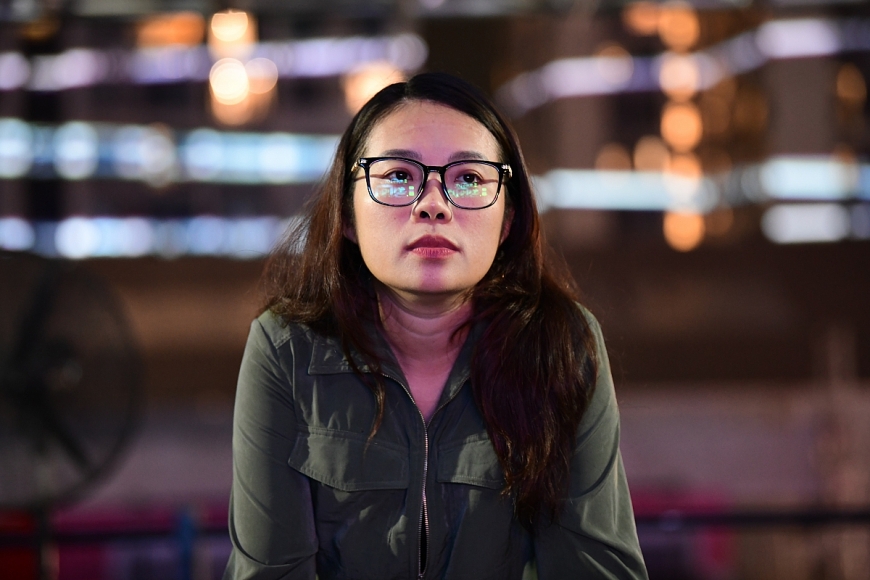 Đạo diễn Blonde Nguyễn tổng duyệt trước sự kiện. Ảnh: 8WONDER.