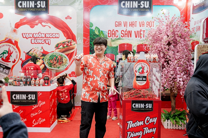 Thực khách check-in tại gian hàng của Chin-su để nhận những phần quà tặng đặc biệt