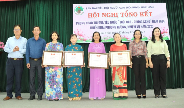 Lãnh đạo huyện Hóc Môn trao Bằng khen cho các tập thể, cá nhân có thành tích xuất sắc công tác chăm sóc và và phát huy NCT. Lãnh đạo huyện Hóc Môn trao Bằng khen cho các tập thể, cá nhân có thành tích xuất sắc công tác chăm sóc và và phát huy NCT.