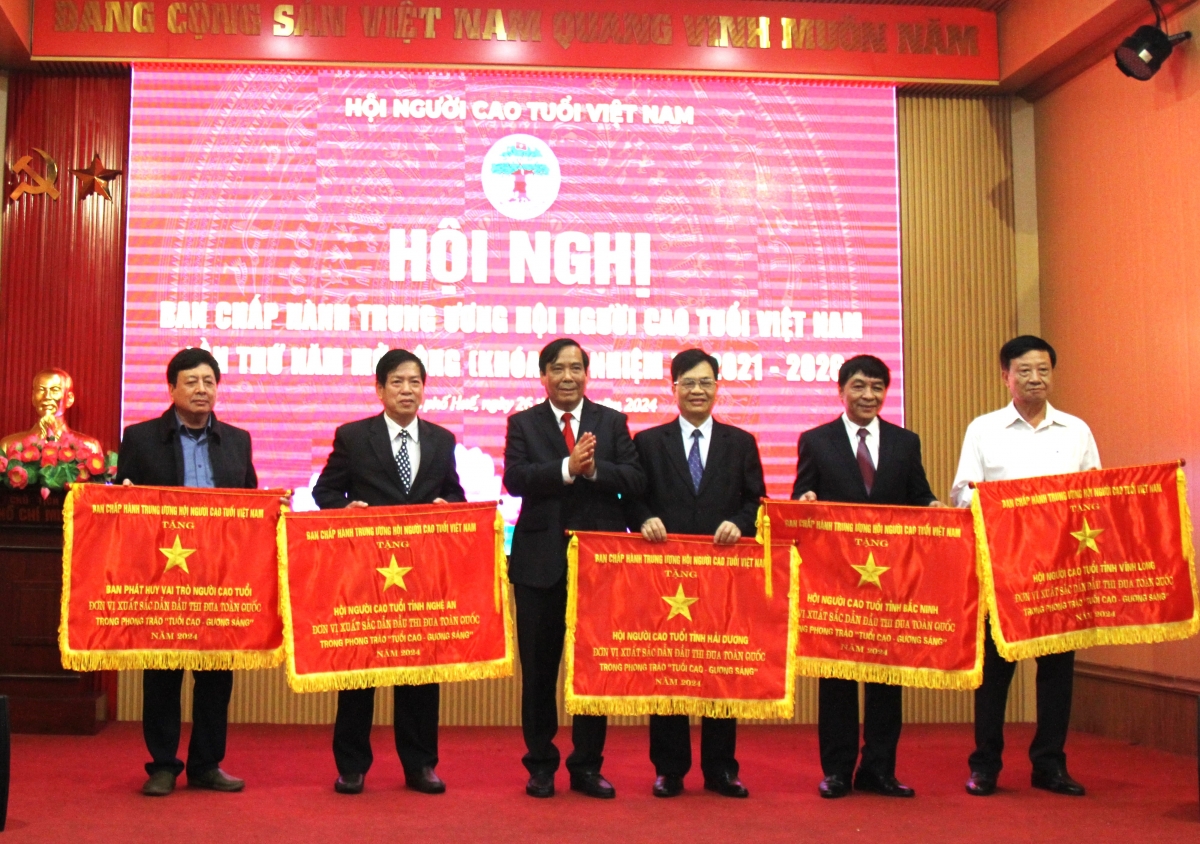 Chủ tịch Hội NCT Việt Nam Nguyễn Thanh Bình trao Cờ đơn vị thi đua xuất sắc toàn quốc cho 5 tập thể, ông Cao Đăng Vĩnh đứng thứ hai từ trái sang