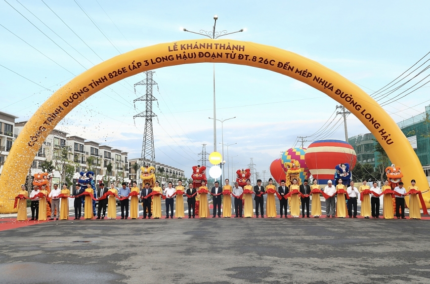 Các đại biểu thực hiện nghi lễ cắt băng khánh thành Đường tỉnh 826E (Ấp 3 Long Hậu) đoạn từ ĐT.826C đến mép nhựa đường Long Hậu
