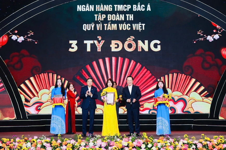 Bà Thái Thị Nga (giữa), Phó Tổng Giám đốc Ngân hàng TMCP Bắc Á đại diện các đơn vị trao tặng 3 tỷ đồng trong Chương trình “Nghĩa tình dòng Lam - Xuân Ất Tỵ 2025”