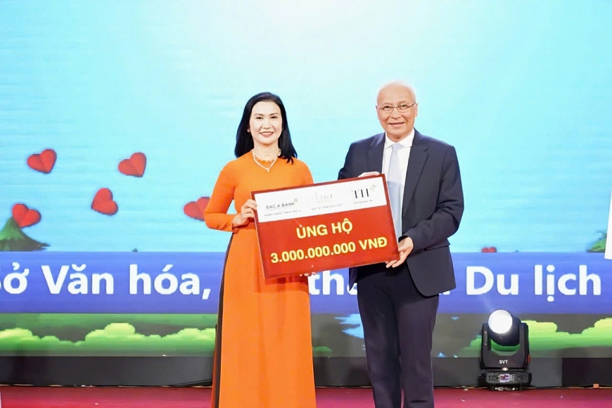 Ông Ngô Minh Hải, Chủ tịch HĐQT Tập đoàn TH thay mặt các đơn vị trao ủng hộ tới người nghèo tỉnh Đắk Nông