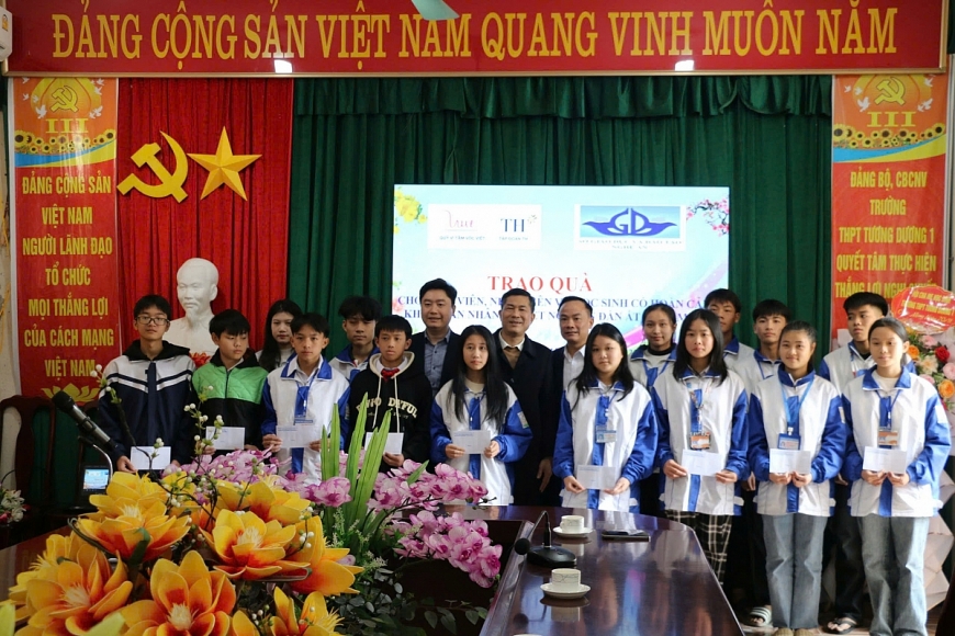Tập đoàn TH, Quỹ Vì Tầm Vóc Việt tặng quà Tết cho các giáo viên và học sinh có hoàn cảnh khó khăn trên địa bàn tỉnh Nghệ An