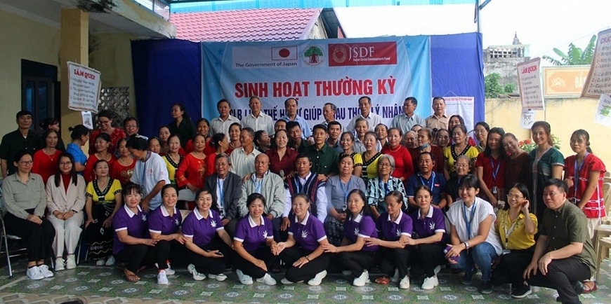 Đoàn đại biểu Myanmar tham quan mô hình CLB LTHTGN thôn Lý Nhân, xã Yên Phong.