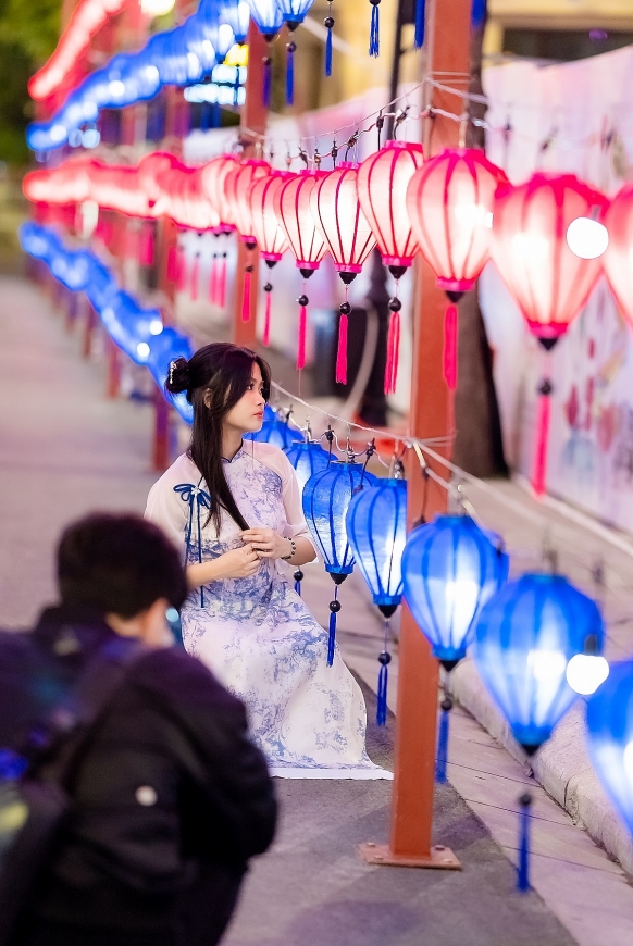 Du khách xúng xính áo hoa tới Lễ hội Ánh sáng phương Đông cầu mong may mắn trong năm mới 