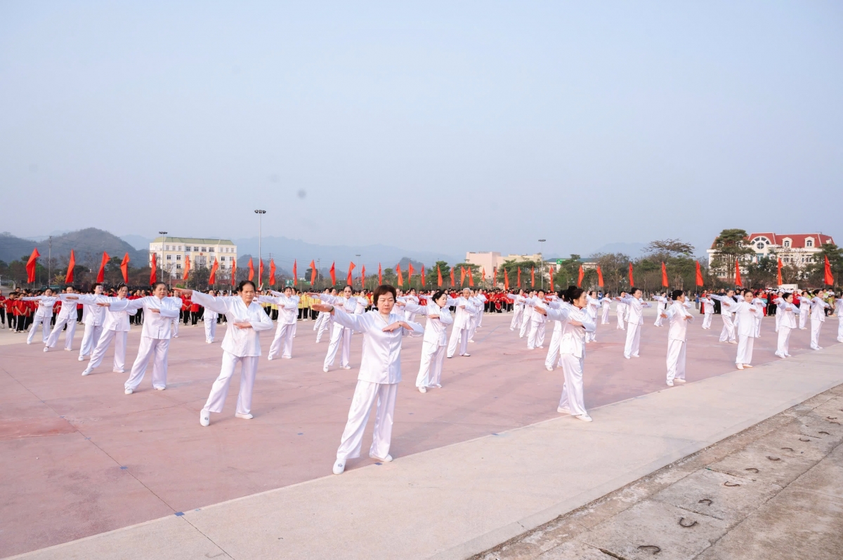 Bài dưỡng sinh của NCT phường Mộc Lỵ tại Giải chạy Olympic