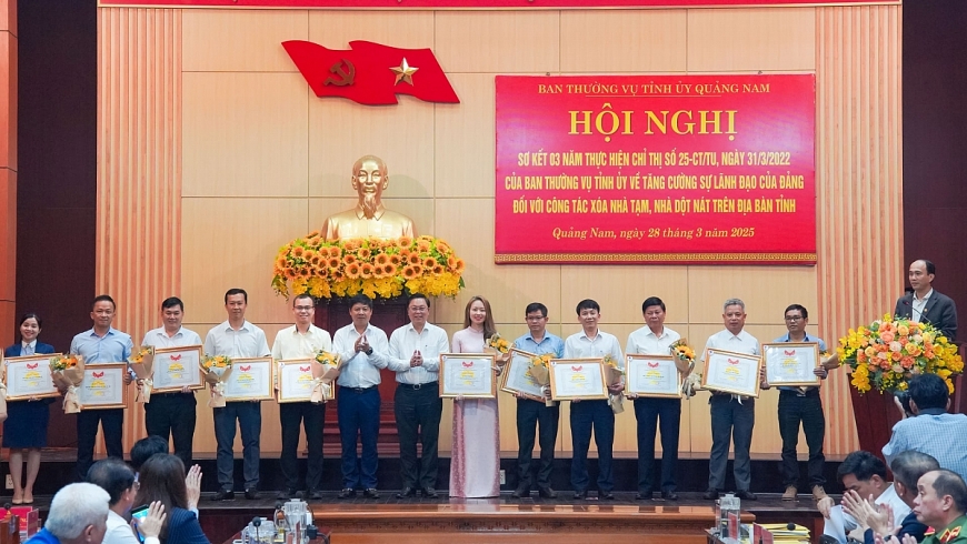 Đại diện Lãnh đạo THACO nhận bằng khen của Ủy ban Mặt trận Tổ quốc Việt Nam tỉnh Quảng Nam vì những đóng góp tích cực trong công tác xóa nhà tạm, nhà dột nát giai đoạn 2023 - 2025