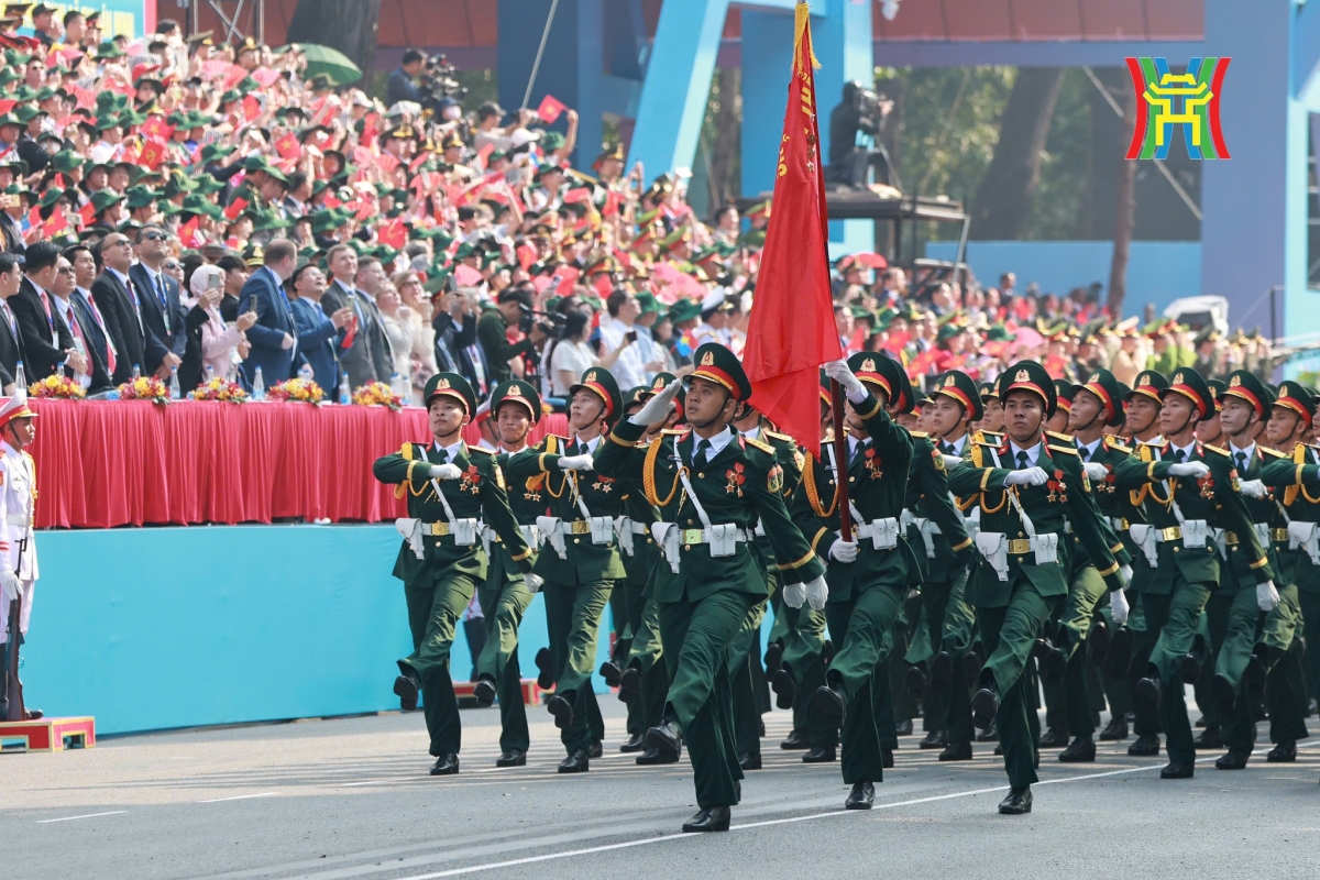 Những hình ảnh đẹp trong lễ diễu binh kỷ niệm 50 năm thống nhất đất nước