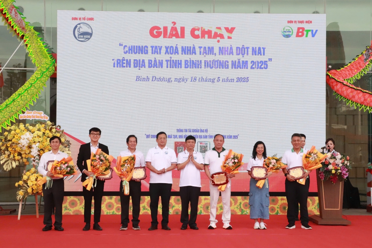 Lãnh đạo tỉnh trao bảng tri ân cho các doanh nghiệp tham gia ủng hộ chung tay xóa nhà tạm.