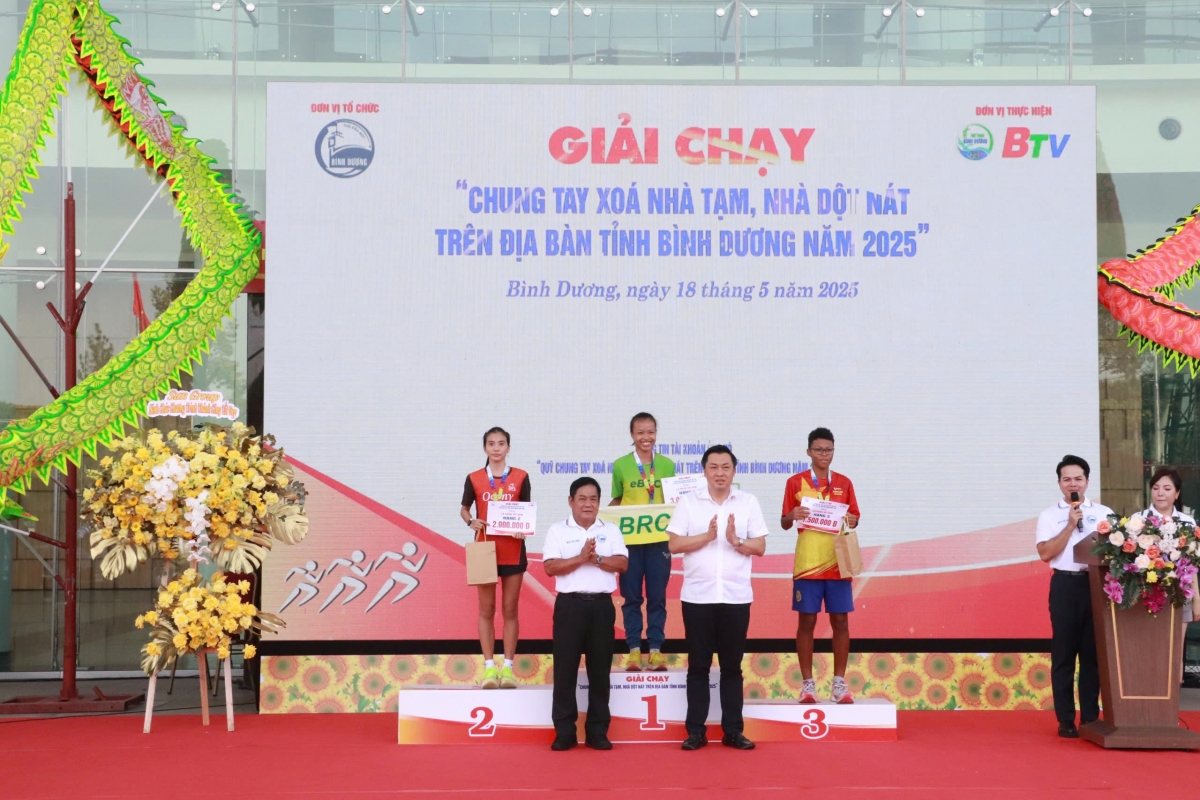 Lãnh đạo tỉnh trao giải cho các vận động viên ở các cự ly.