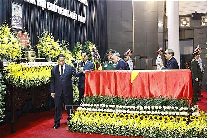 Đoàn Chính phủ do Thủ tướng Phạm Minh Chính dẫn đầu vào viếng nguyên Chủ tịch Trần Đức Lương. Ảnh: TTXVN