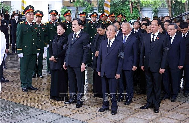 Đoàn Quốc hội nước CHXHCN Việt Nam do Chủ tịch Quốc hội Trần Thanh Mẫn dẫn đầu vào viếng nguyên Chủ tịch nước Trần Đức Lương. Ảnh: TTXVN