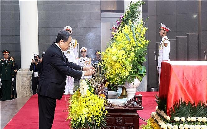 Đoàn Quốc hội do Chủ tịch Quốc hội Trần Thanh Mẫn dẫn đầu vào viếng nguyên Chủ tịch Trần Đức Lương. Ảnh: TTXVN