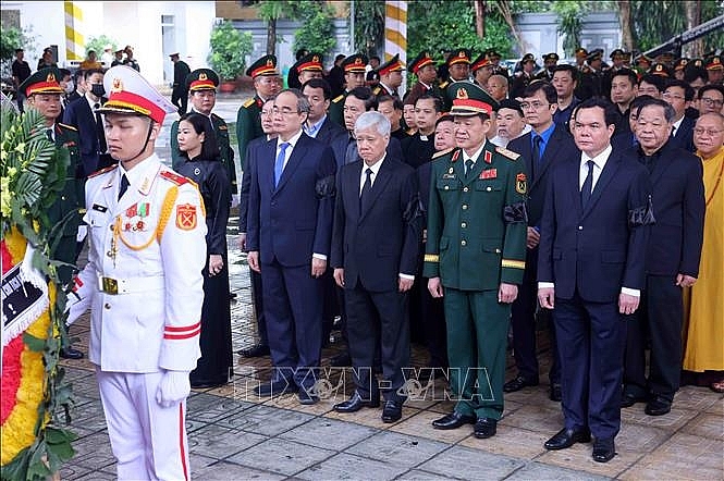 Đoàn Trung ương MTTQ Việt Nam do Chủ tịch Ủy ban Trung ương MTTQ Việt Nam Đỗ Văn Chiến dẫn đầu vào viếng nguyên Chủ tịch nước Trần Đức Lương. Ảnh: TTXVN