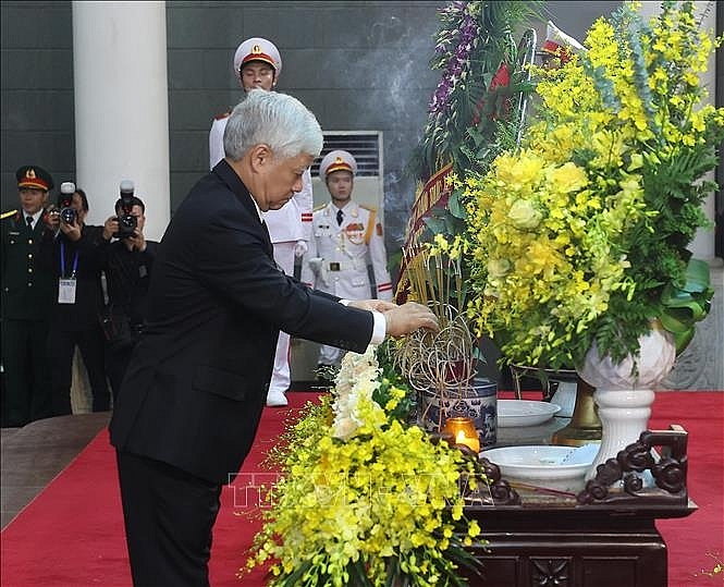 Đoàn Uỷ ban Trung ương Mặt trận Tổ quốc Việt Nam do đồng chí Đỗ Văn Chiến, Uỷ viên Bộ Chính trị, Chủ tịch Uỷ ban Trung ương MTTQ Việt Nam làm Trưởng đoàn vào viếng nguyên Chủ tịch Trần Đức Lương. Ảnh: TTXVN