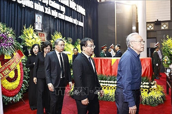 Đoàn Chính phủ vào viếng nguyên Chủ tịch Trần Đức Lương. Ảnh: TTXVN