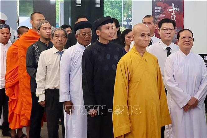 Các tổ chức tôn giáo vào viếng nguyên Ủy viên Bộ Chính trị, nguyên Chủ tịch nước Trần Đức Lương. Ảnh: Hồng Giang/TTXVN