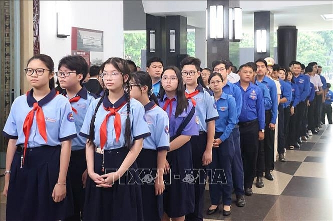 Học sinh thành phố Hồ Chí Minh vào viếng nguyên Ủy viên Bộ Chính trị, nguyên Chủ tịch nước Trần Đức Lương. Ảnh: Hồng Giang/TTXVN