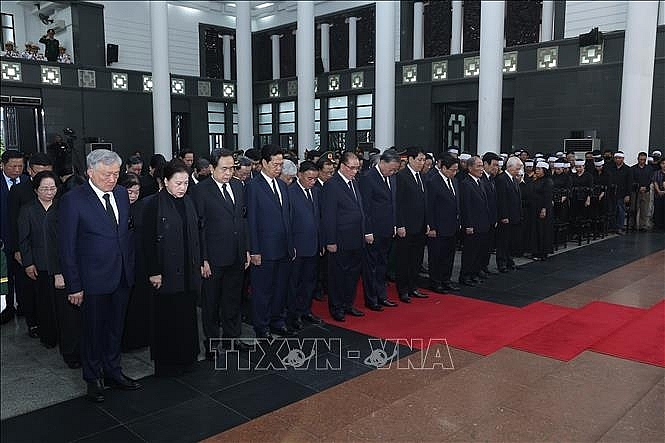 Đoàn Ban chấp hành Trung ương Đảng do Tổng Bí thư Tô Lâm dẫn đầu vào viếng nguyên Chủ tịch nước Trần Đức Lương. Ảnh: TTXVN