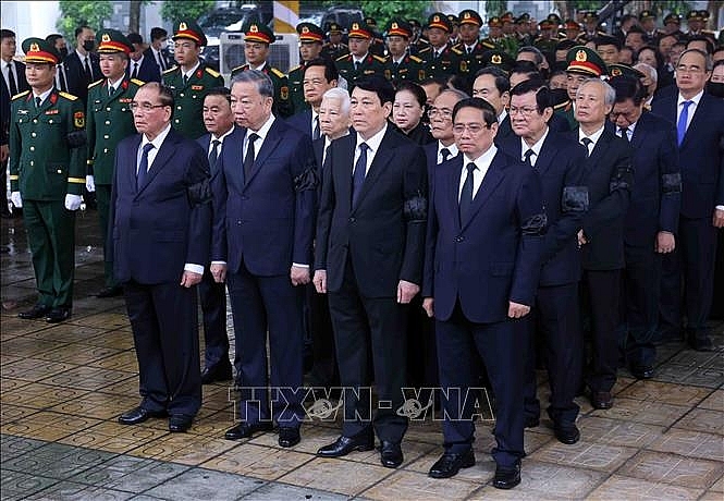 Đoàn Ban chấp hành Trung ương Đảng do Tổng Bí thư Tô Lâm dẫn đầu vào viếng nguyên Chủ tịch nước Trần Đức Lương. Ảnh: TTXVN