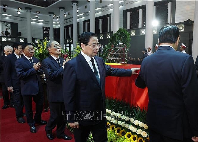 Đoàn Ban chấp hành Trung ương Đảng do Tổng Bí thư Tô Lâm dẫn đầu vào viếng nguyên Chủ tịch nước Trần Đức Lương. Ảnh: TTXVN