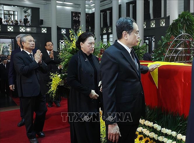 Đoàn Ban chấp hành Trung ương Đảng do Tổng Bí thư Tô Lâm dẫn đầu vào viếng nguyên Chủ tịch nước Trần Đức Lương. Ảnh: TTXVN
