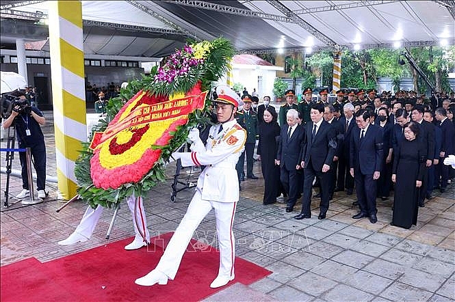 Đoàn Chủ tịch nước CHXHCN Việt Nam do Chủ tịch nước Lương Cường dẫn đầu vào viếng nguyên Chủ tịch nước Trần Đức Lương. Ảnh: TTXVN