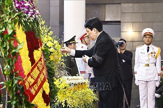 Đoàn Chủ tịch nước do Chủ tịch nước Lương Cường dẫn đầu vào viếng nguyên Chủ tịch Trần Đức Lương. Ảnh: TTXVN