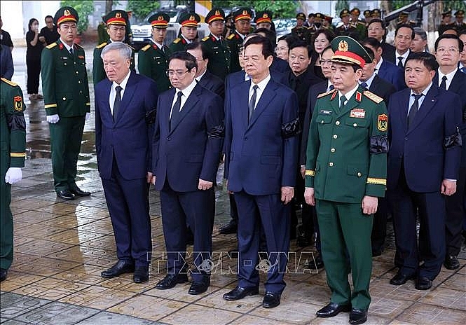 Đoàn Chính phủ nước CHXHCN Việt Nam do Thủ tướng Phạm Minh Chính dẫn đầu vào viếng nguyên Chủ tịch nước Trần Đức Lương. Ảnh: TTXVN