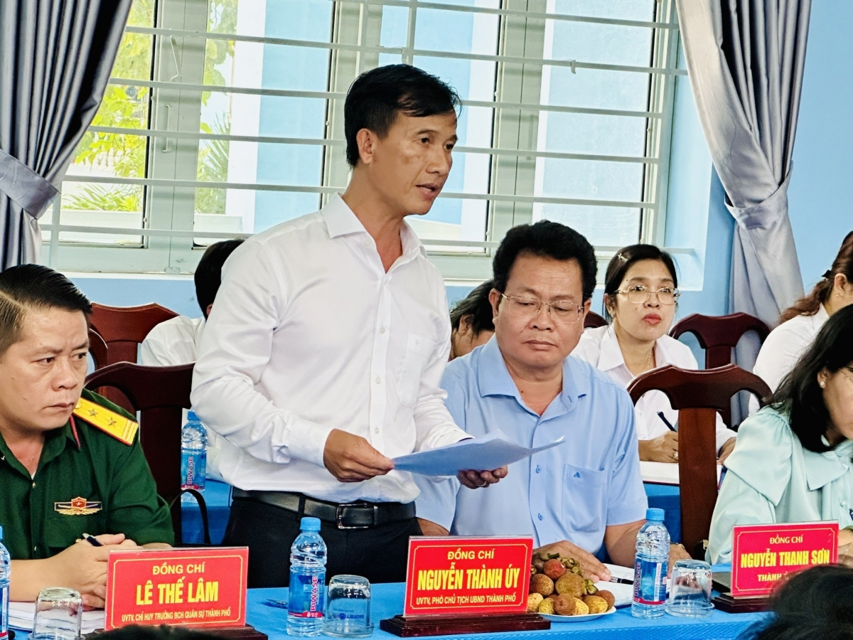 Ông Nguyễn Thành Úy - Phó Chủ tịch UBND TP.Thuận An báo cáo một số khó khăn với lãnh đạo tỉnh
