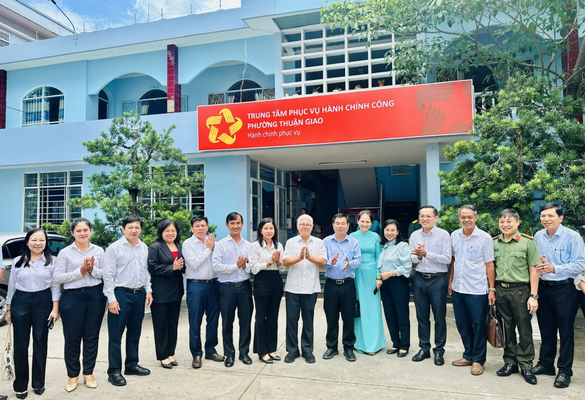 Các đại biểu chụp hình lưu niệm tại Trung tâm Phục vụ hành chính công phường Thuận Giao