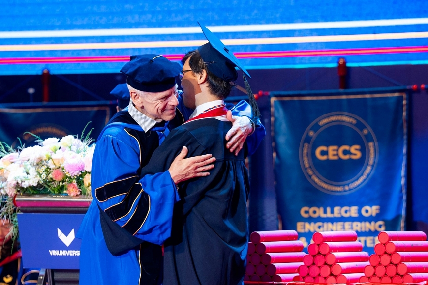 GS. Laurent El Ghaoui - Hiệu phó phụ trách Nghiên cứu & Đổi mới sáng tạo, Viện trưởng Viện Kỹ Thuật Và Khoa Học Máy Tính Truờng ĐH VinUni xúc động khi trao bằng tốt nghiệp