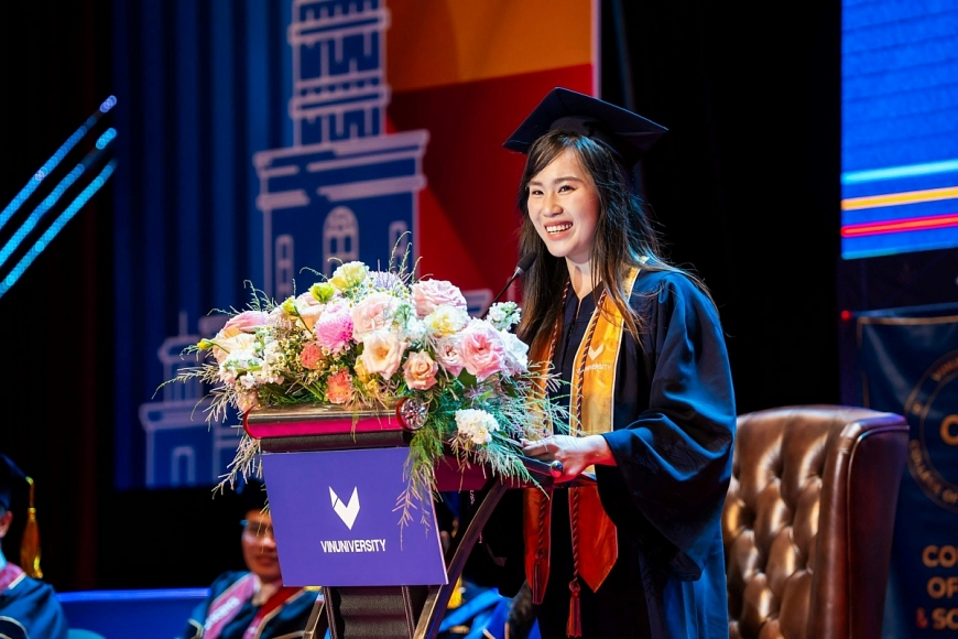 Tân khoa Phan Hữu Hoàng Gia Bảo, Viện Kinh doanh Quản trị đại diện sinh viên khóa 2 phát biểu trong ngày lễ trọng đại