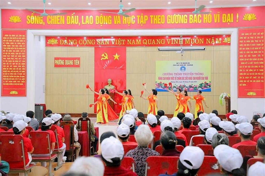 Tiết mục văn nghệ tại Hội nghị truyền thông về chăm sóc sức khỏe NCT tại phường Quang Tiến, thị xã Thái Hòa, tỉnh Nghệ An