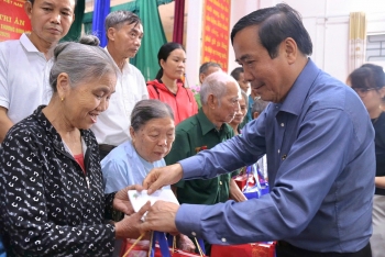 Trung ương Hội Người cao tuổi Việt Nam trao quà tri ân và dâng hương tại Khu di tích Ngã ba Đồng Lộc