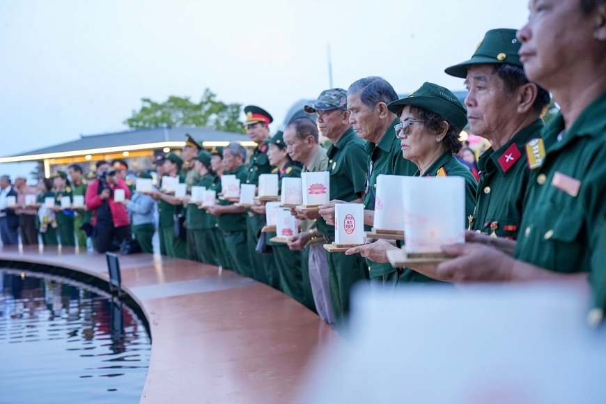 Các cựu chiến binh dâng đăng tưởng nhớ đồng đội tại núi Bà Đen. Ảnh: Sun World Ba Den Mountain