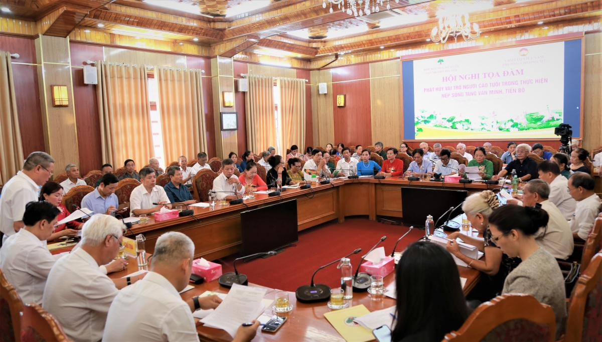 Người cao tuổi Thủ đô gương mẫu xây dựng người Hà Nội thanh lịch, văn minh