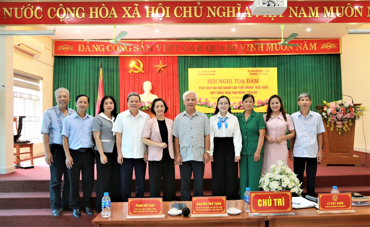 Người cao tuổi Thủ đô gương mẫu xây dựng người Hà Nội thanh lịch, văn minh