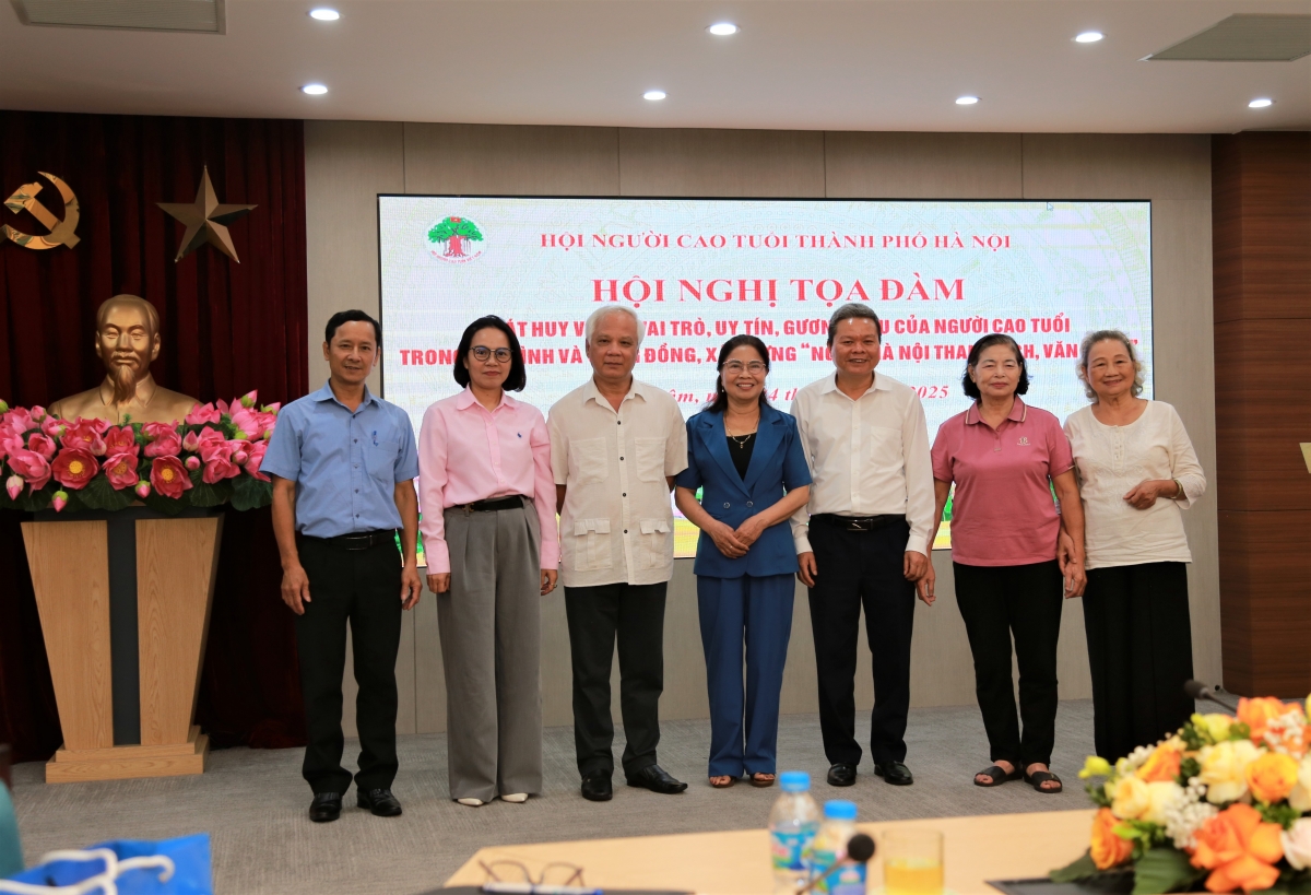 Người cao tuổi Thủ đô gương mẫu xây dựng người Hà Nội thanh lịch, văn minh