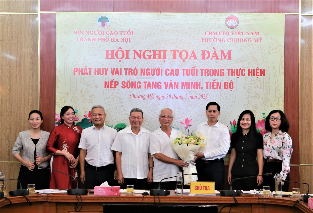 Người cao tuổi Thủ đô gương mẫu xây dựng người Hà Nội thanh lịch, văn minh