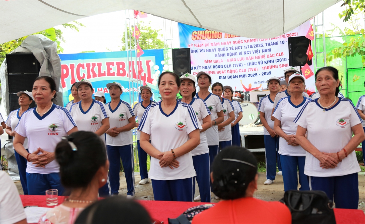 Hội viên NCT say sưa luyện tập bài dưỡng sinh Thức vũ kinh Trường Sinh 