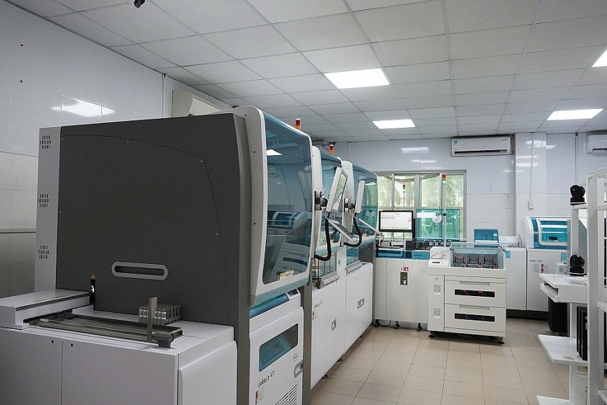 Hệ thống tự động hóa xét nghiệm giúp giảm tải áp lực cho nhân viên y tế, đồng thời nâng cao năng lực phục vụ người bệnh tại Đồng bằng sông Cửu Long