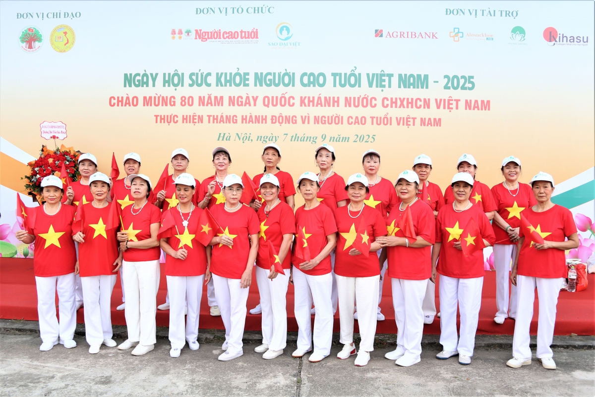 CLB dưỡng sinh kinh lạc tổ 8 Đông Ngạc chụp ảnh lưu niệm tại Ngày hội sức khỏe người cao tuổi 2025
