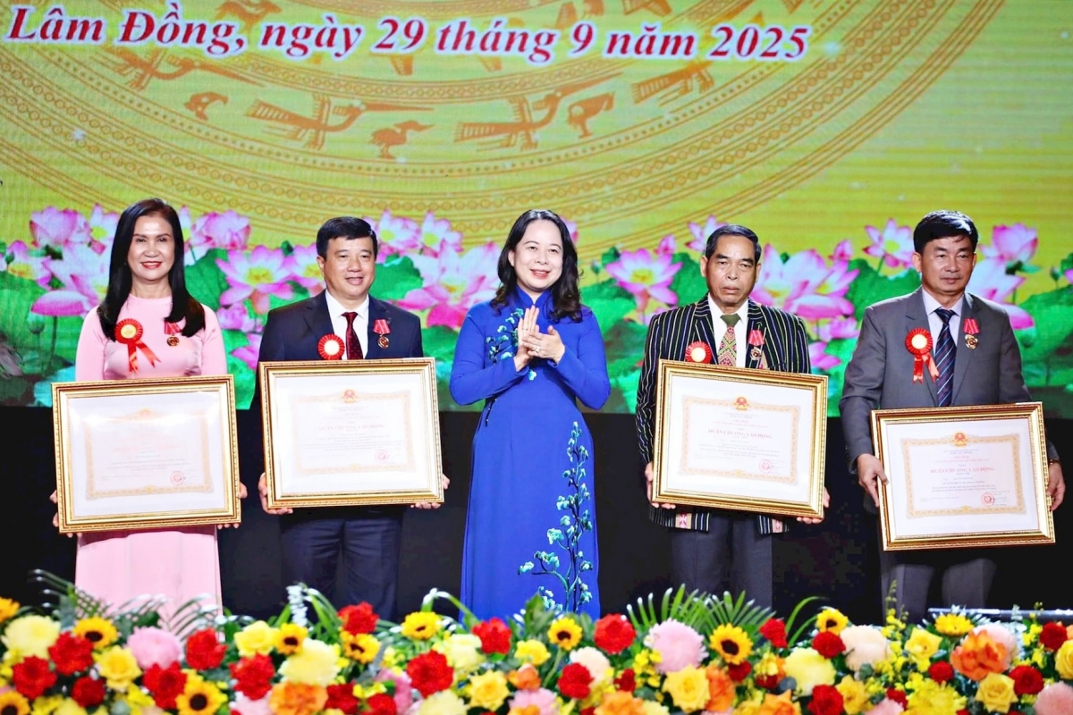 Ủy viên Trung ương Đảng, Phó Chủ tịch nước, Phó Chủ tịch thứ nhất Hội đồng Thi đua, Khen thưởng Trung ương Võ Thị Ánh Xuân trao tặng Huân chương Lao động hạng Nhất, Nhì, Ba cho các cá nhân