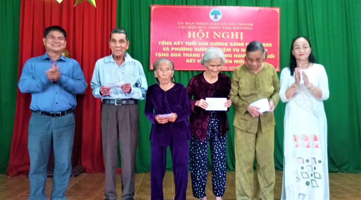Tặng quà hội viên NCT hoàn cảnh khó khăn thôn Thọ Khương nhân Tháng hành động vì NCT Việt Nam năm 2025