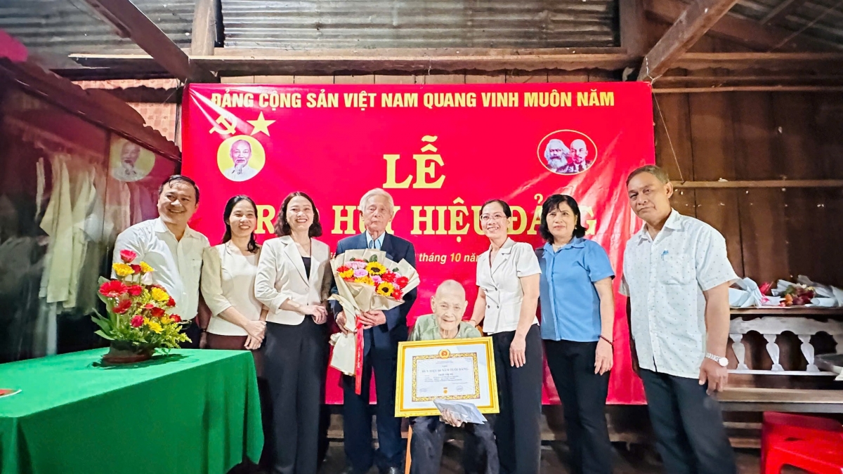 Đảng bộ xã Thiện Hưng trao Huy hiệu 60 năm tuổi Đảng cho đồng chí Trần Thị Mỵ, 79 tuổi.